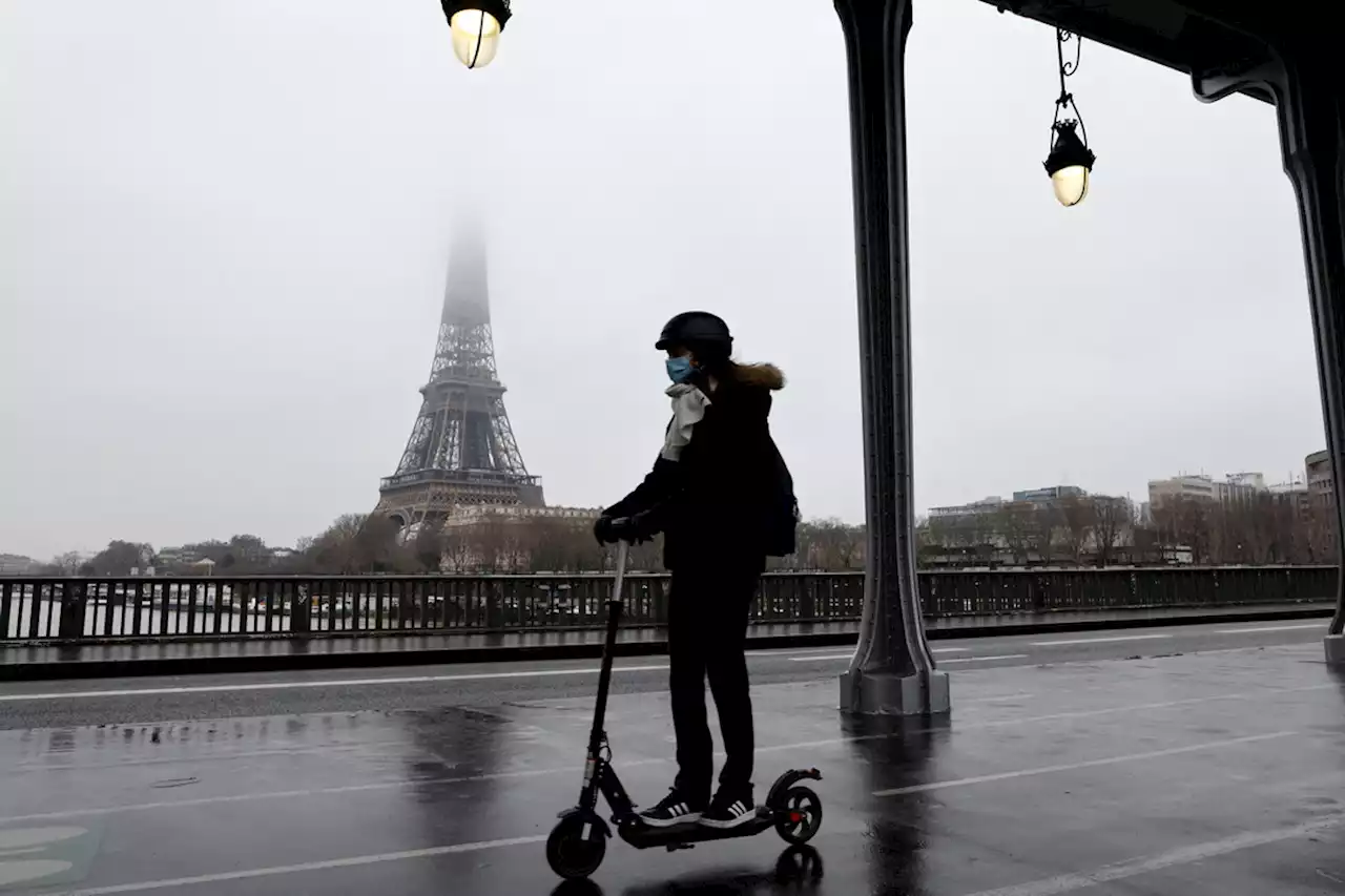 Parigi, referendum sui monopattini a noleggio: il 90% vota per vietarli