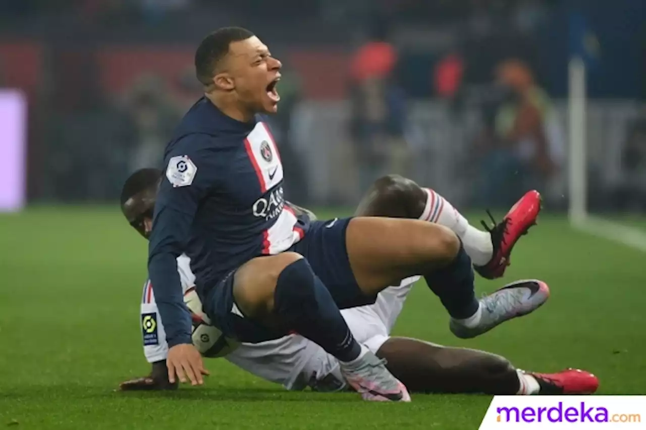 Foto : Duel Messi dan Mbappe Dianggap Buntu Usai PSG Ditekuk Lyon 0-1 | merdeka.com