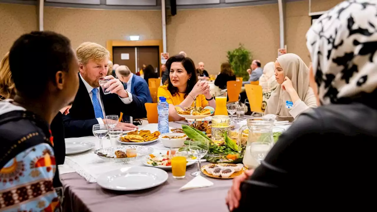 Koning Willem-Alexander schuift aan bij iftar in Rijswijk