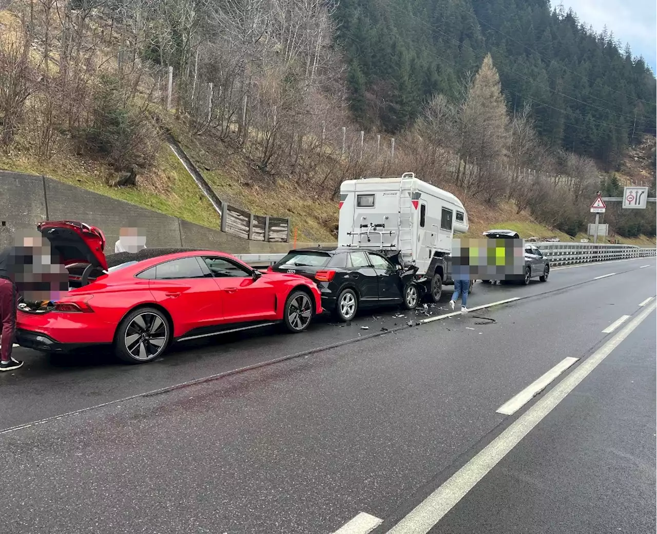 Wassen UR / A2: Vier Personenwagen in Auffahrunfall involviert