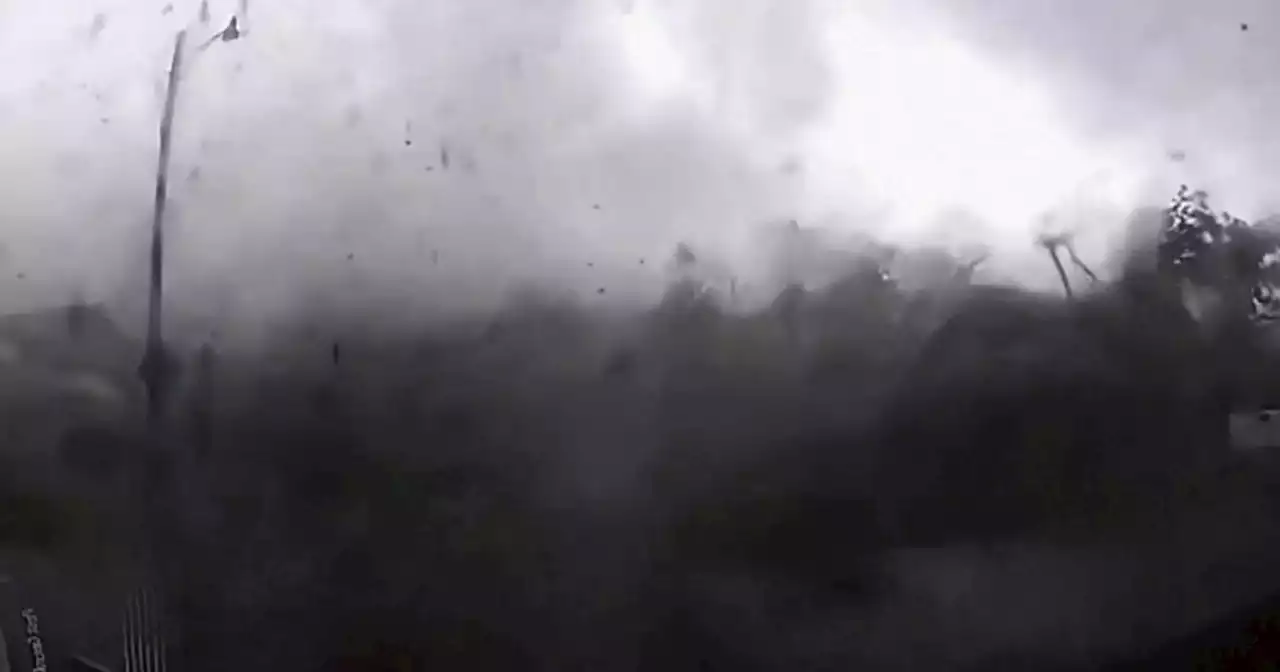 Il tornado travolge un furgone a Little Rock: il video dall’interno del veicolo