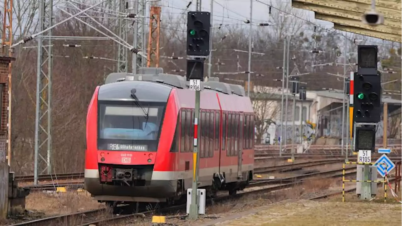 Lok entgleist - Bahnstrecke zwischen Hennigsdorf und Kremmen gesperrt