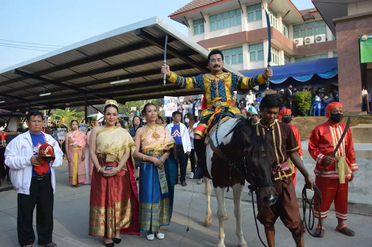 ‘ศรัณย์วุฒิ ศรัณย์เกตุ’ สวมชุดนักรบขี่ม้าถือดาบ ยื่นสมัคร ส.ส.อุตรดิตถ์ ลั่นปราบ ปชต.จอมปลอม พิทักษ์ ‘ลุงตู่’