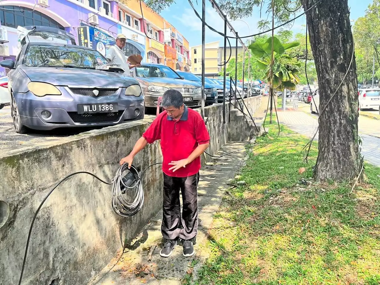 Penalise hawkers who fail to remove electrical wires, says Kepong activist