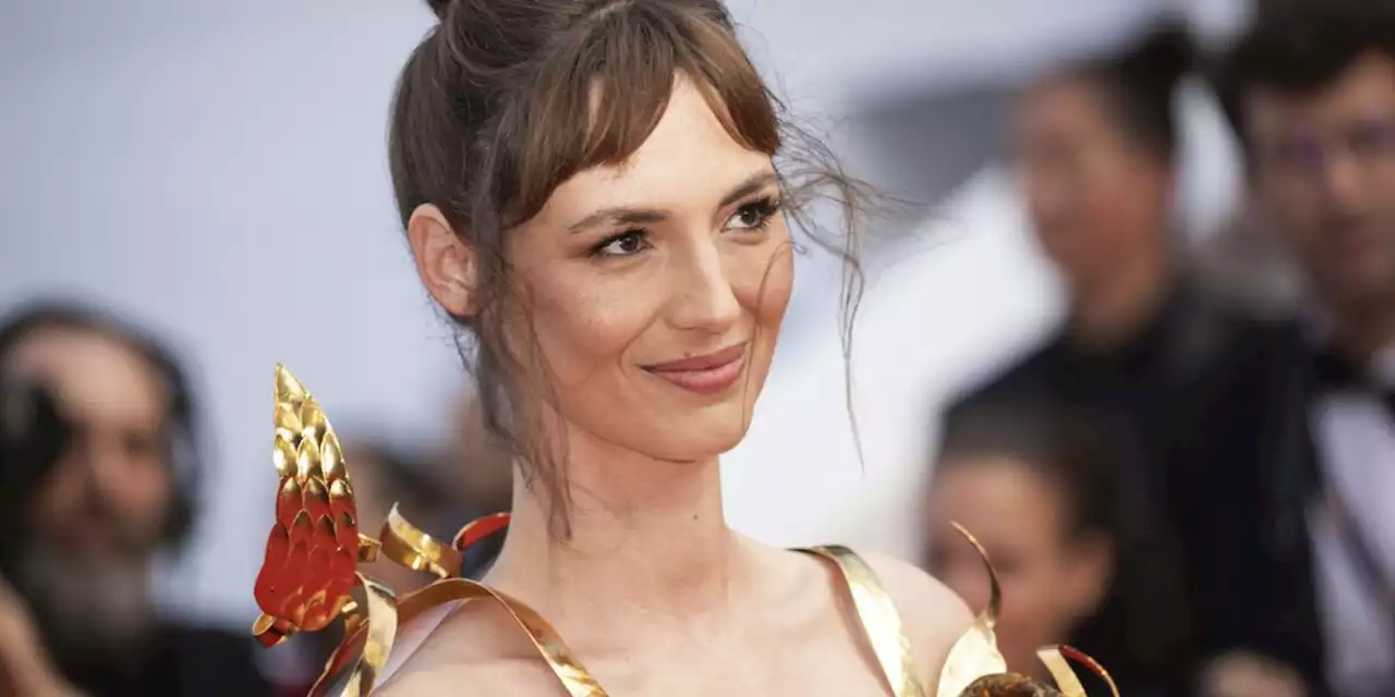 'J'étais terrifiée' : Louise Bourgoin se confie sur sa première scène d'amour très gênante avec Fabrice Luchini (VIDEO)