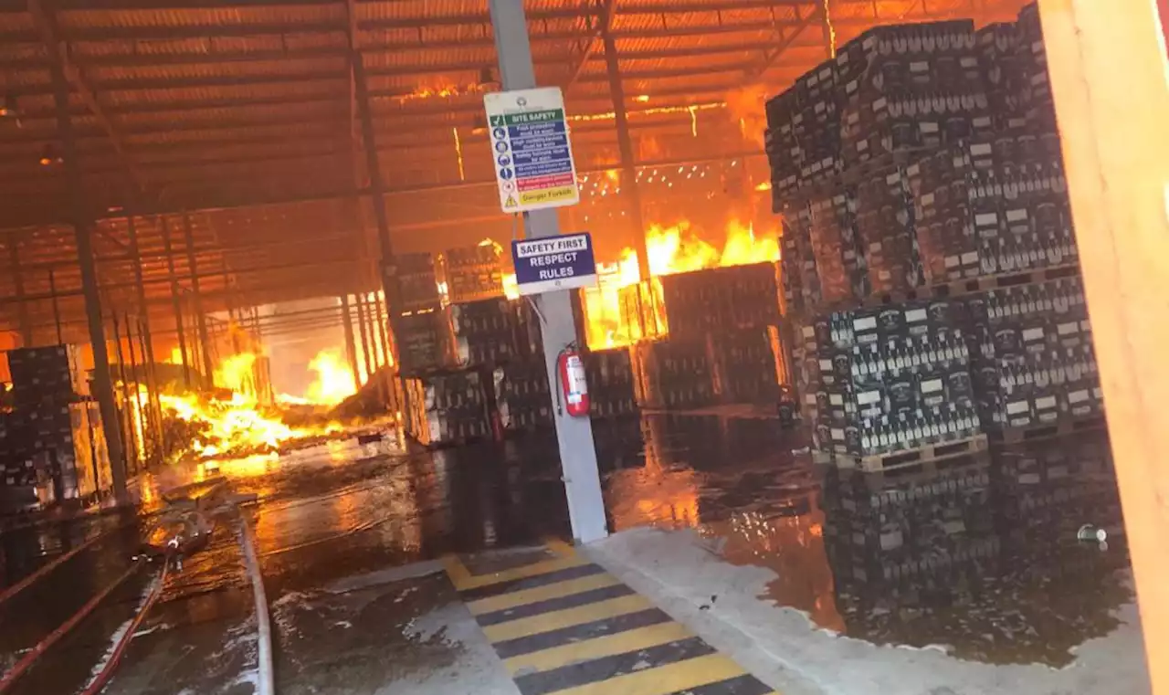 Property worth millions of naira destroyed as fire guts warehouse in Lagos | TheCable