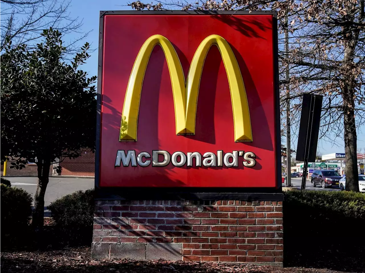 McDonald's temporarily shuts U.S. offices, prepares layoff notices: Report