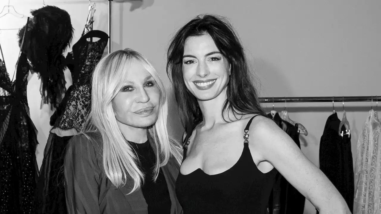 Anne Hathaway et Donatella Versace nous livrent les secrets derrière la collection Versace Icons