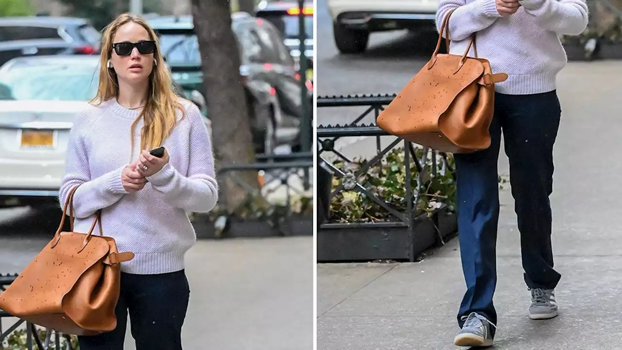 Jennifer Lawrence tiene los tenis de adidas accesibles que van muy bien con pantalones holgados