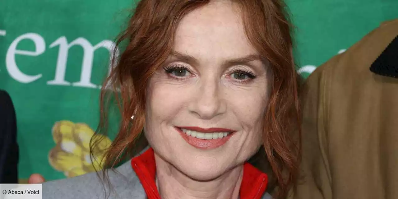 PHOTO Isabelle Huppert : son astuce pour rendre le jean blanc super cool fonctionne à tous les coups - Voici