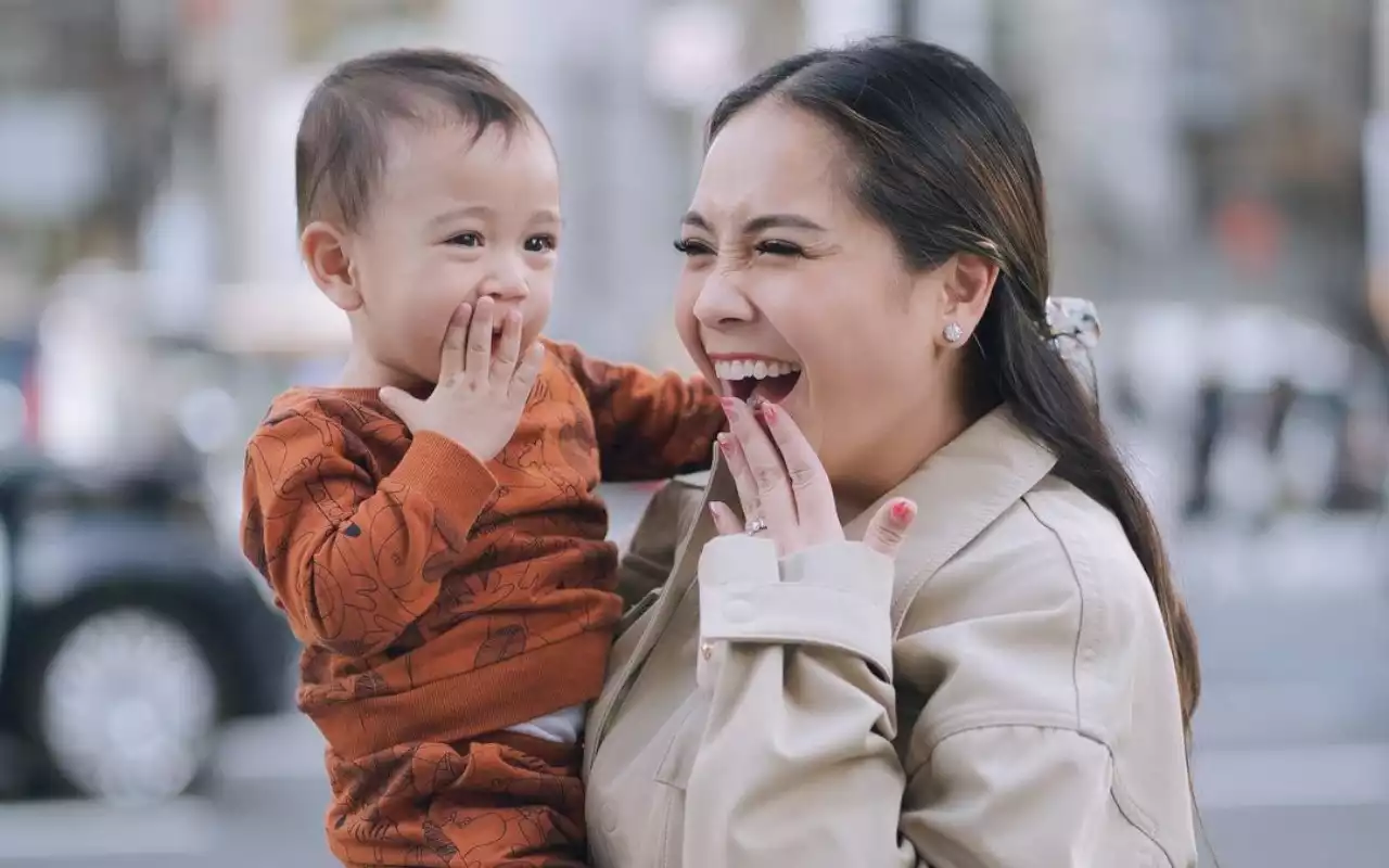 Rayyanza Cipung Girang Serah Terima Mic dari Nagita Slavina, Langsung Pamer ke Rafathar