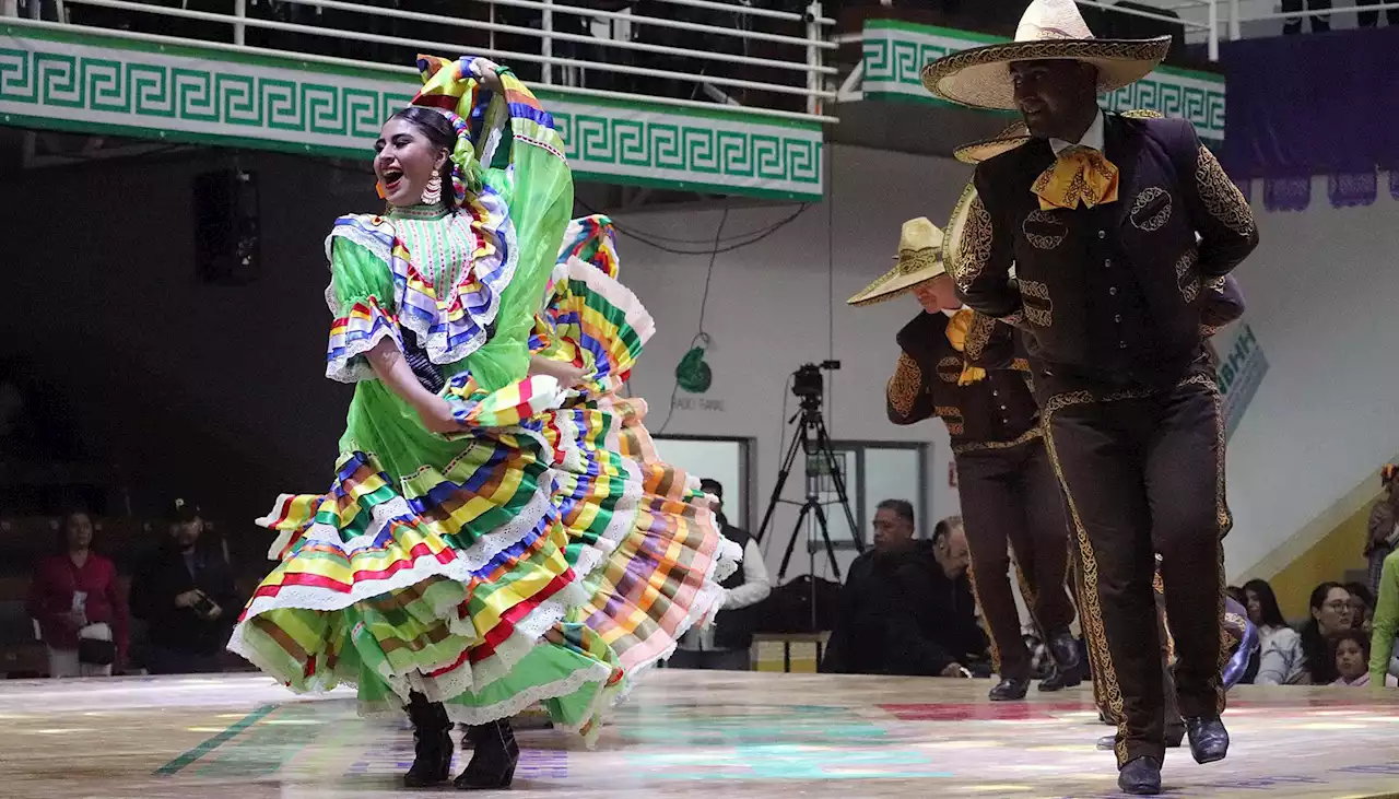 México busca mantener la tradición del huapango, uno de sus bailes típicos