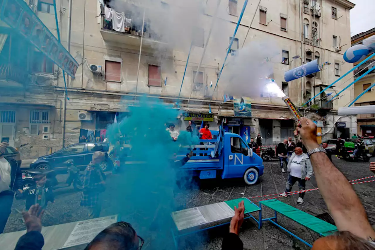 A Napoli sale la febbre scudetto, prove generali di caroselli - Foto