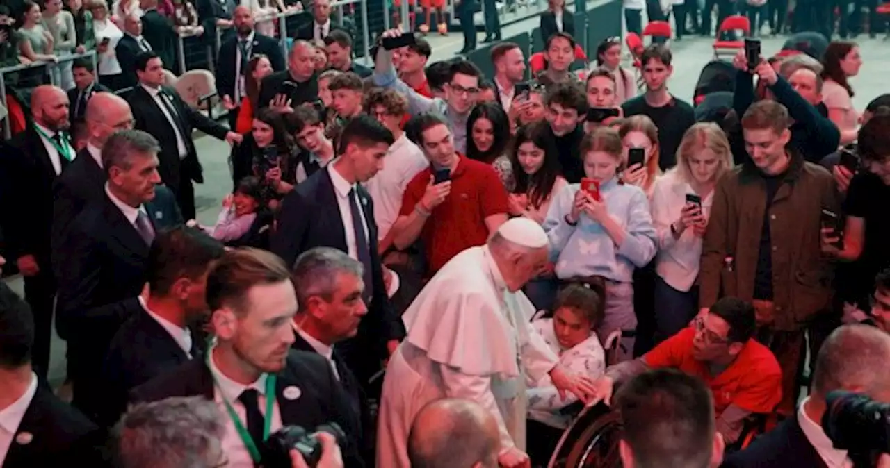 Pope meets Ukrainian refugees during visit to Hungary