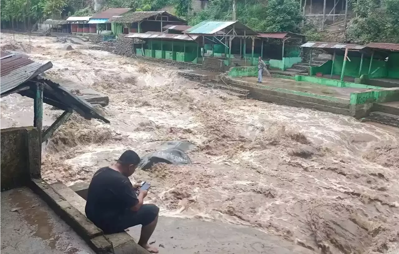 Begini Penampakan Mobil Yang Terbawa Arus Banjir Bandang Sembahe ...