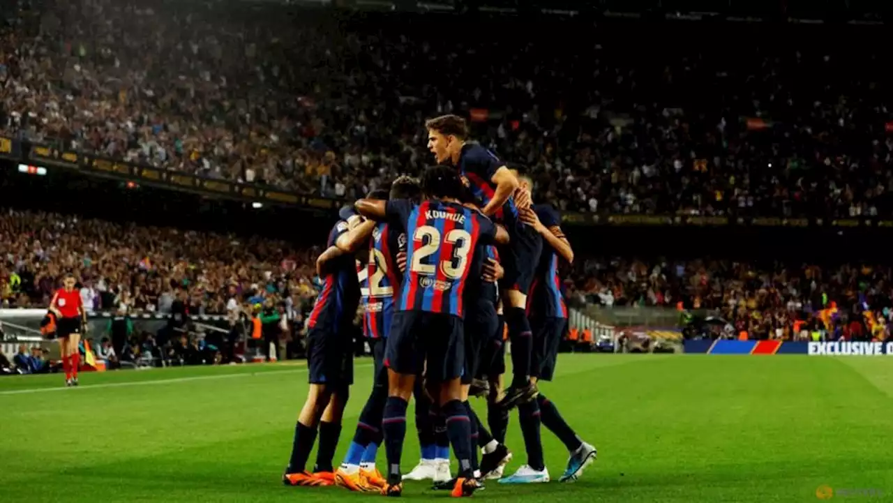 Barcelona edge closer to title with 4-0 win over 10-man Betis