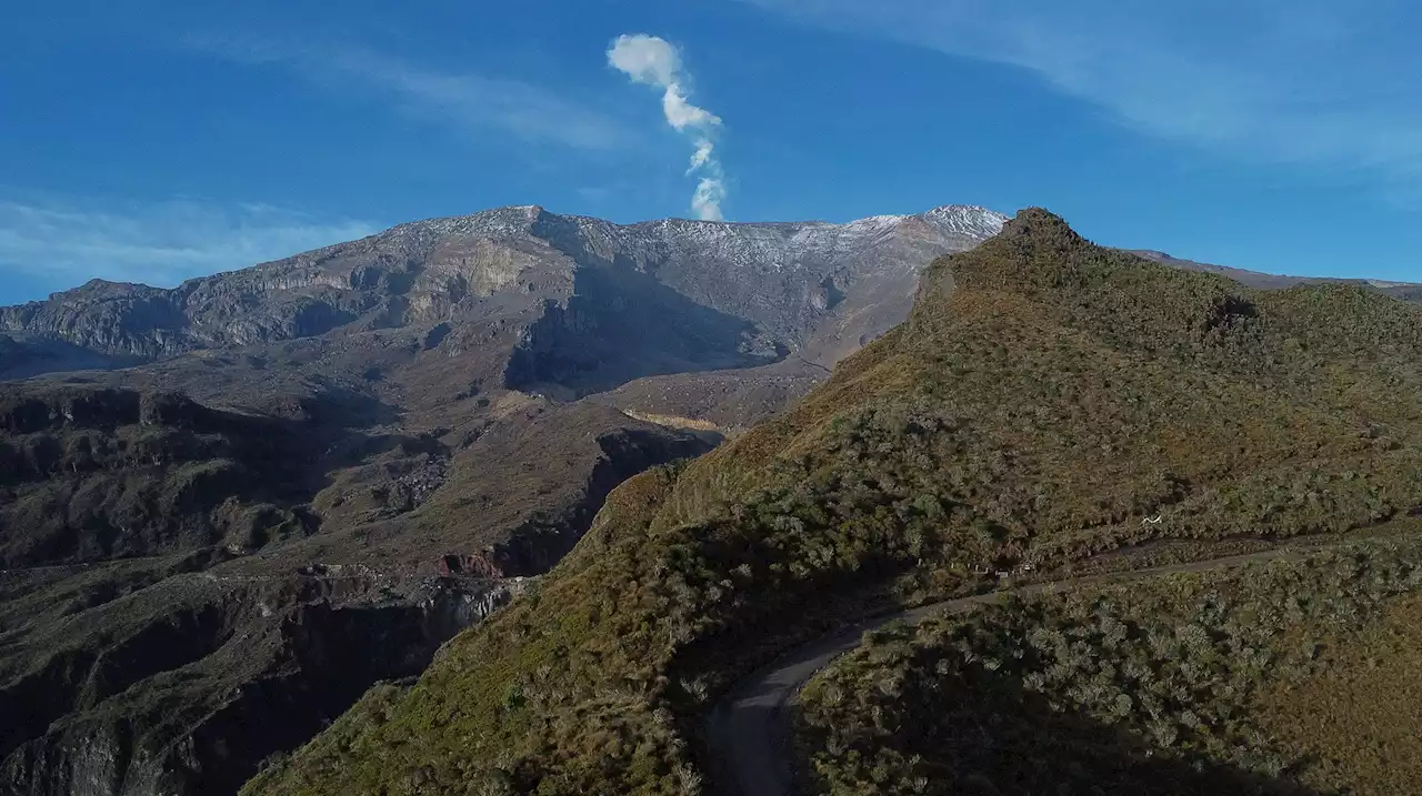 Recomiendan evacuación de 28 comunidades cerca del volcán Nevado del Ruiz