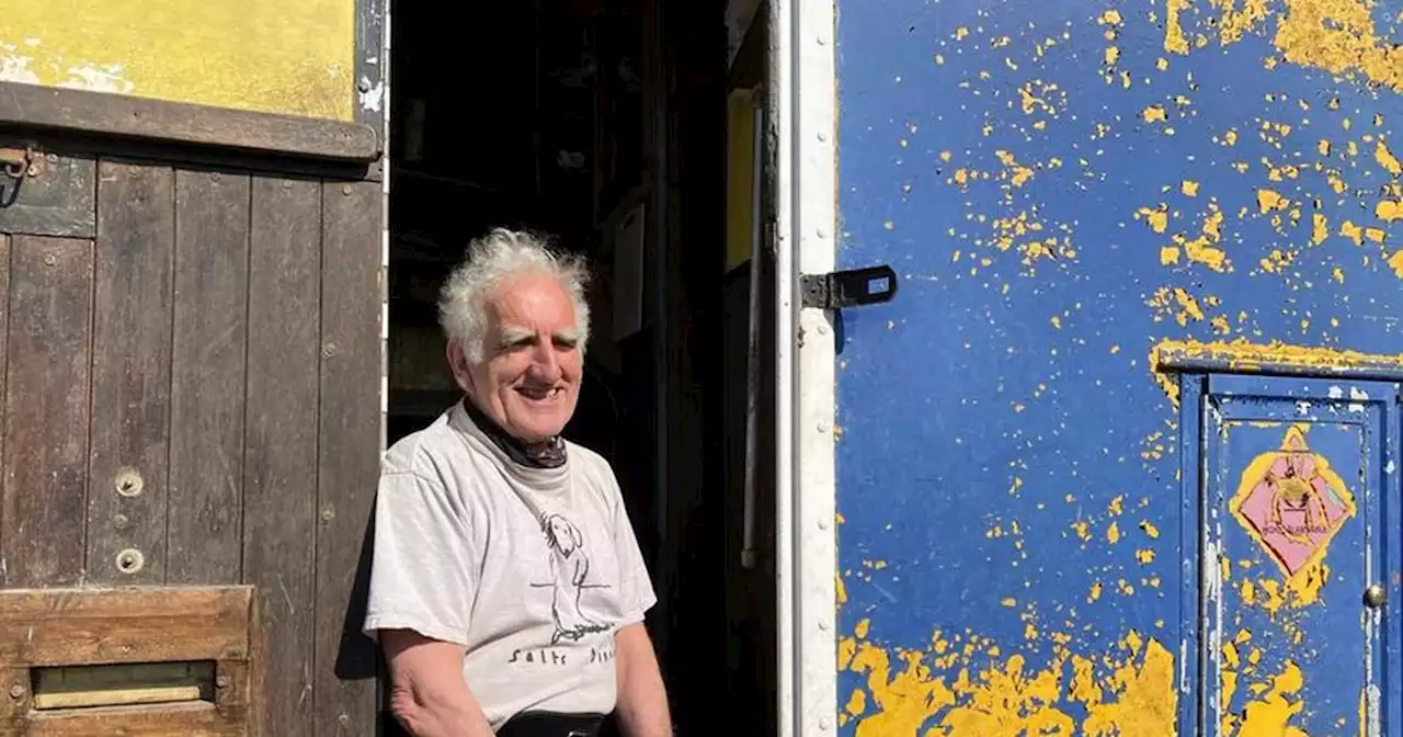 Pensioner living in lorry eats dandelion sandwiches and lives on £25 a week