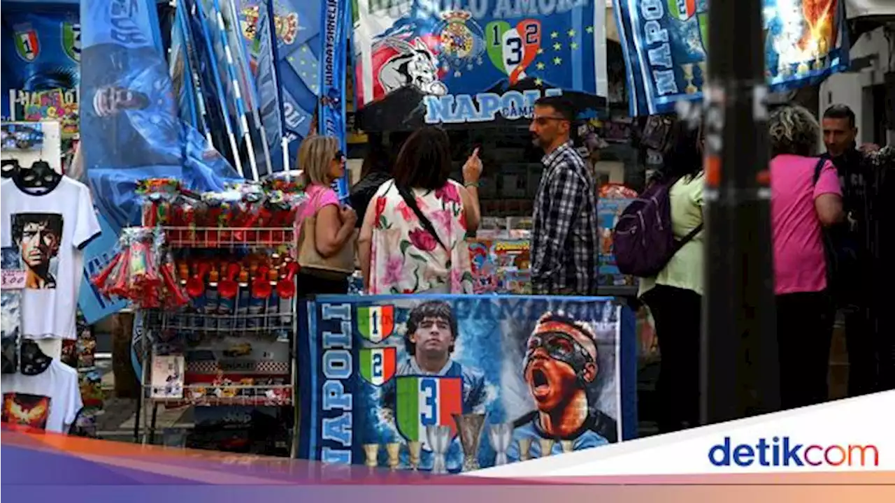 Foto: Atmosfer Juara Napoli Sudah Terasa di Kota Naples