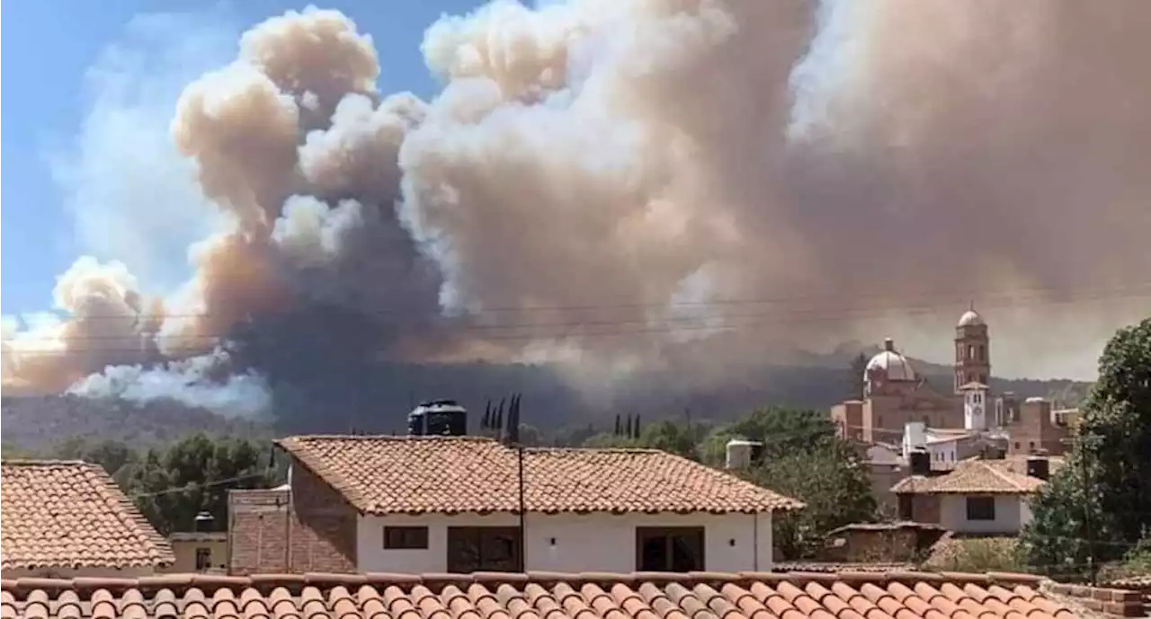 Arde Jalisco: Evacuan a 260 personas por incendio en Tapalpa; 298 bomberos combaten el fuego: FOTOS