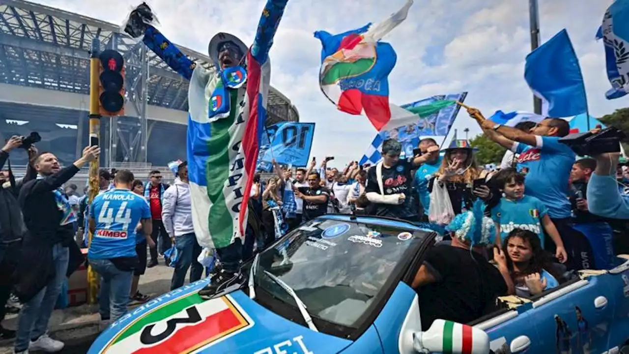 Il capitano Di Lorenzo e l’azzurro che tutta Napoli oggi indosserà per la festa