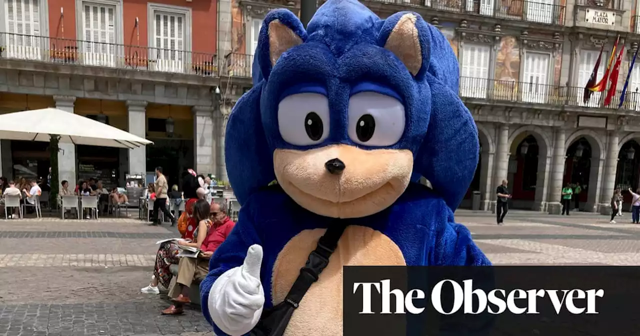 ‘The suit burns’: Madrid’s street performers suffer in record Spanish heat