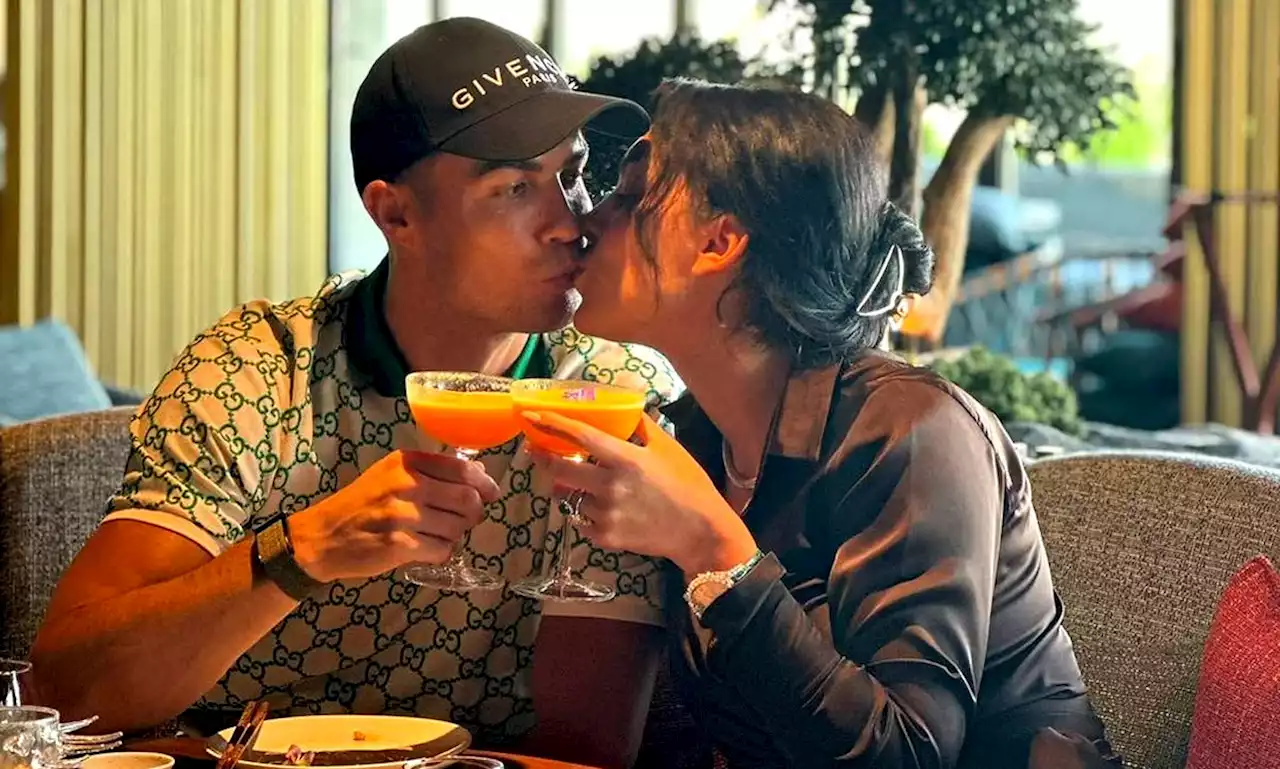 El beso de Cristiano y Georgina, un brindis por su amor para atajar definitivamente los rumores de crisis