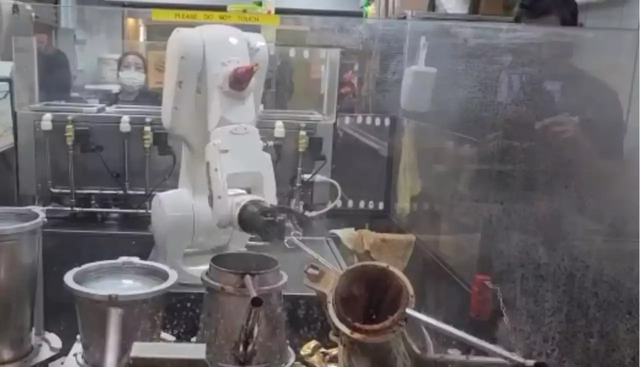 Viral video of robot making coffee at kopitiam stuns netizens - Singapore News