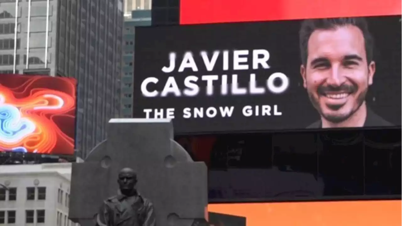 Javier Castillo, el primer escritor español que aparece en las icónicas pantallas de Times Square