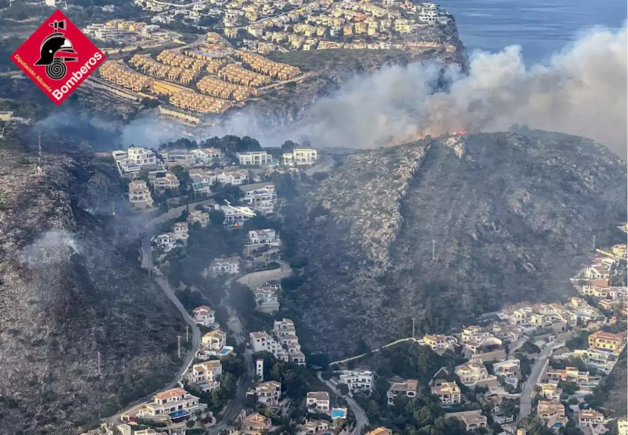 El incendio en Teulada se da por estabilizado y las 120 personas desalojadas ya pueden regresar a sus casas