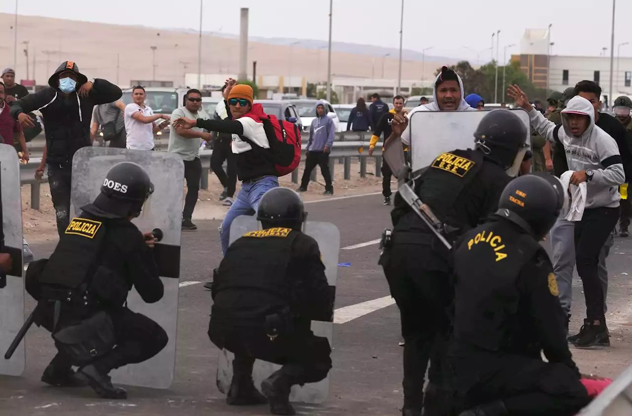 Crece la tensión con los migrantes en la frontera entre Chile y Perú tras el despliegue de fuerzas militares