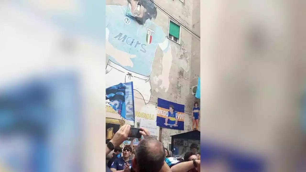 Napoli canta sotto il murale di Maradona