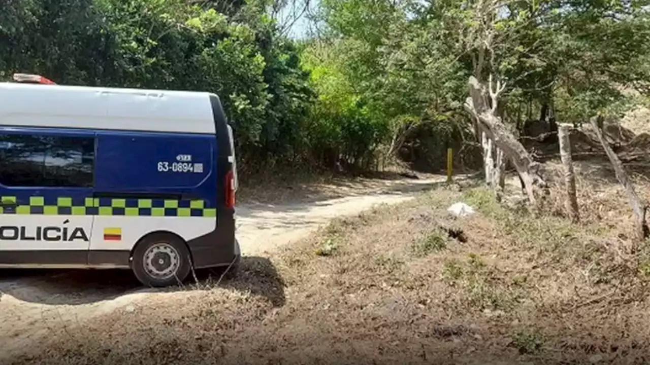 Asesinan a una persona y le dejan un letrero que lo acusa de ‘violador’