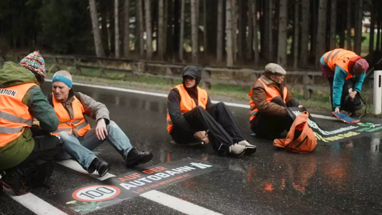 Klima-Kleber blockieren die Arlbergstraße