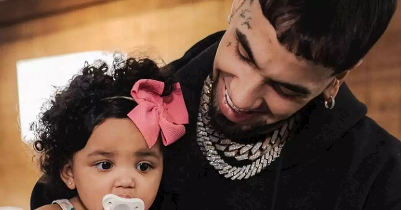 Anuel publicó una foto con Gianella, la hija que tuvo con una colombiana