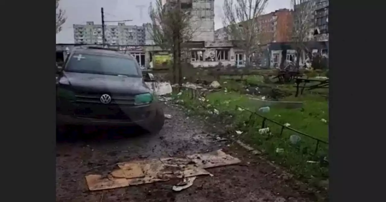 Soldati rintanati come topi nei cunicoli dei palazzi spettrali, macerie e distruzione a Bakhmut