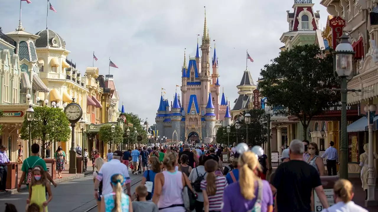 Así es la guerra entre Disney y el gobernador de Florida que pone en riesgo el 'mundo ideal' de la compañía