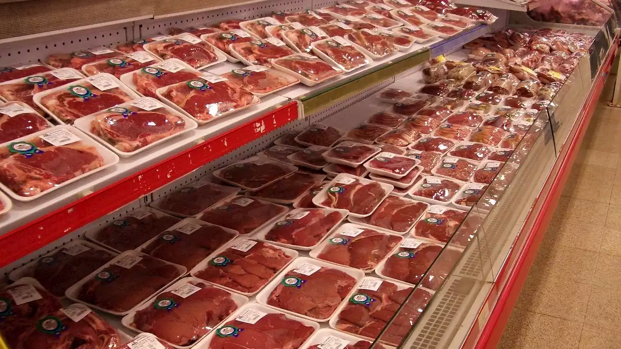 Encuentran bacterias multirresistentes a los antibióticos en el 40 % de las muestras de carne de los supermercados