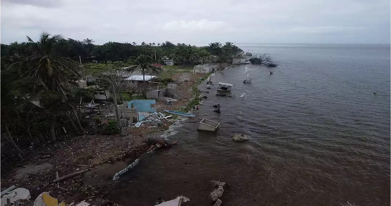 Nuevas víctimas climáticas: Doña Lupe narra cómo el agua mata a su pueblo en Tabasco