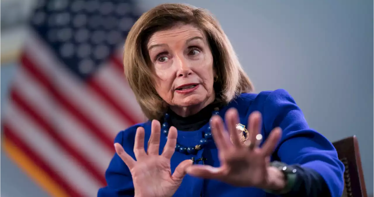 Ucrania debe ganar, es una lucha entre democracia y autocracia: Nancy Pelosi a AP