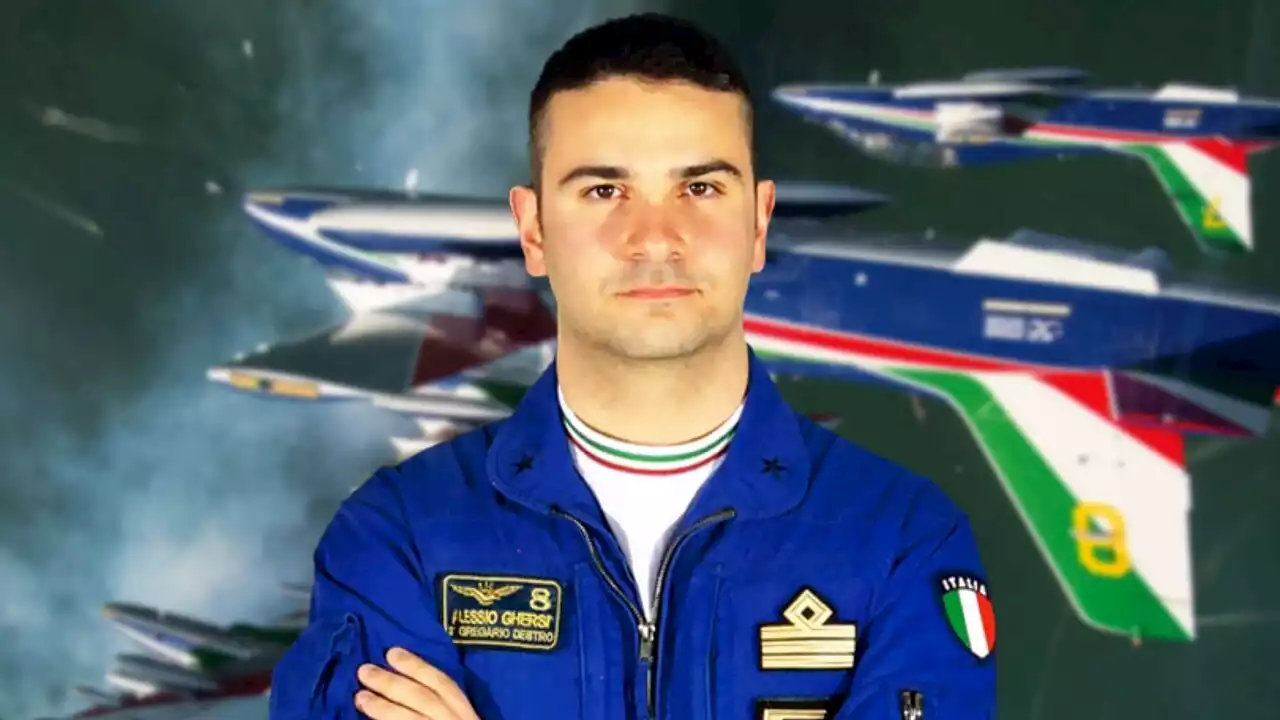 Aereo caduto: muore carbonizzato il capitano delle Frecce Tricolori