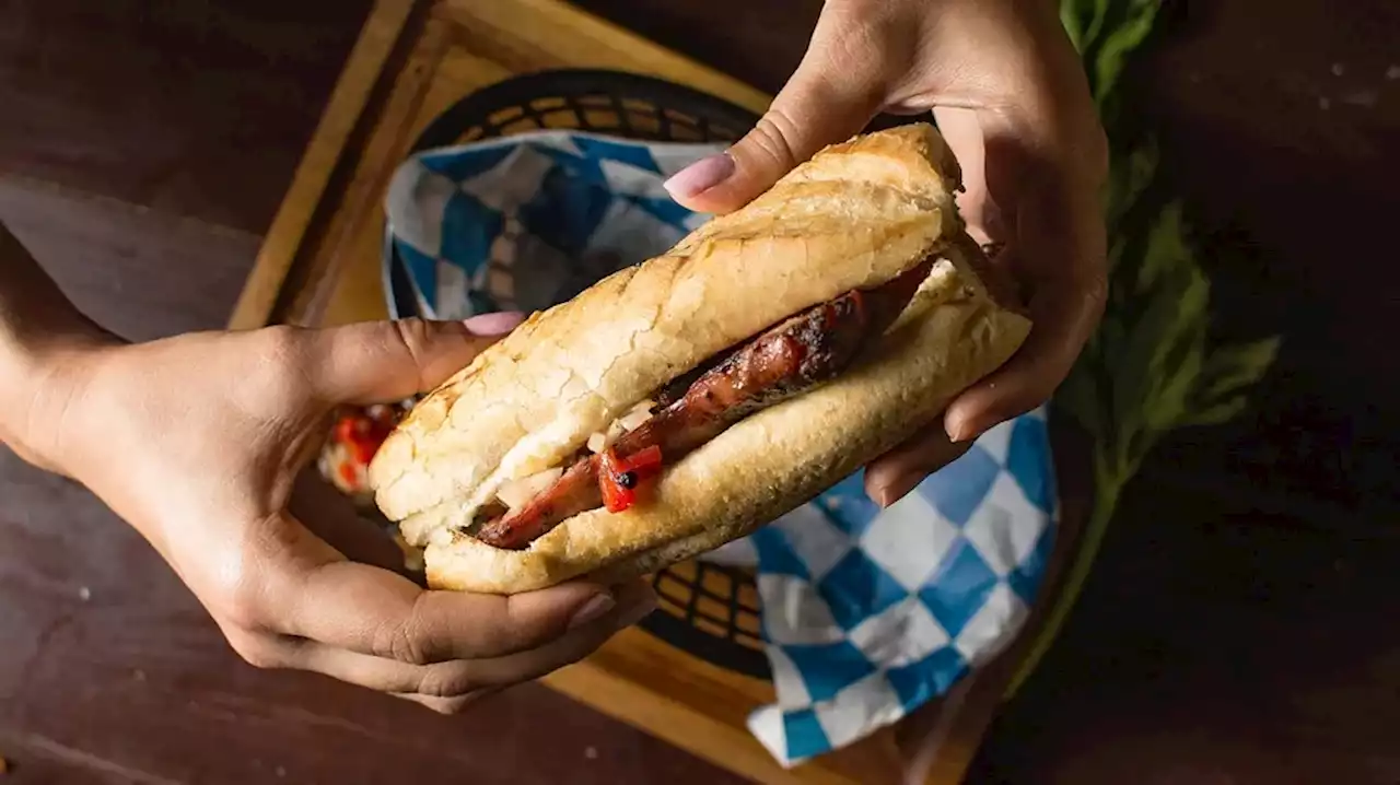 Tras la suba del dólar blue, una parrilla dejó de vender el choripan en pesos y es furor en Chaco