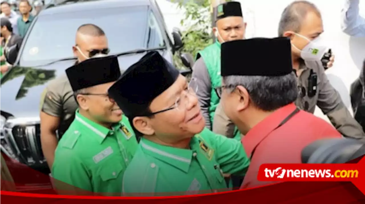 Begini Momen Saat Hasto Sambut Rombongan Ketum PPP dan Jajarannya yang Jalan Kaki ke Markas PDIP