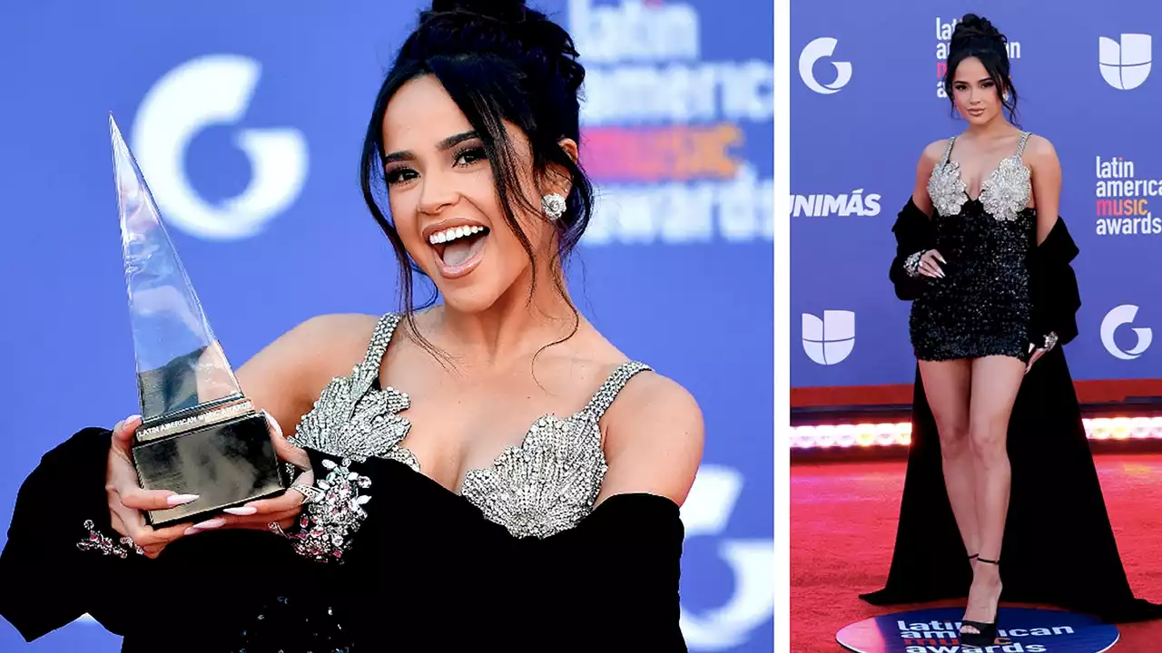 Becky G arrasa con minivestido brillante y zapatos de tacón con pulsera en los Latin AMAS