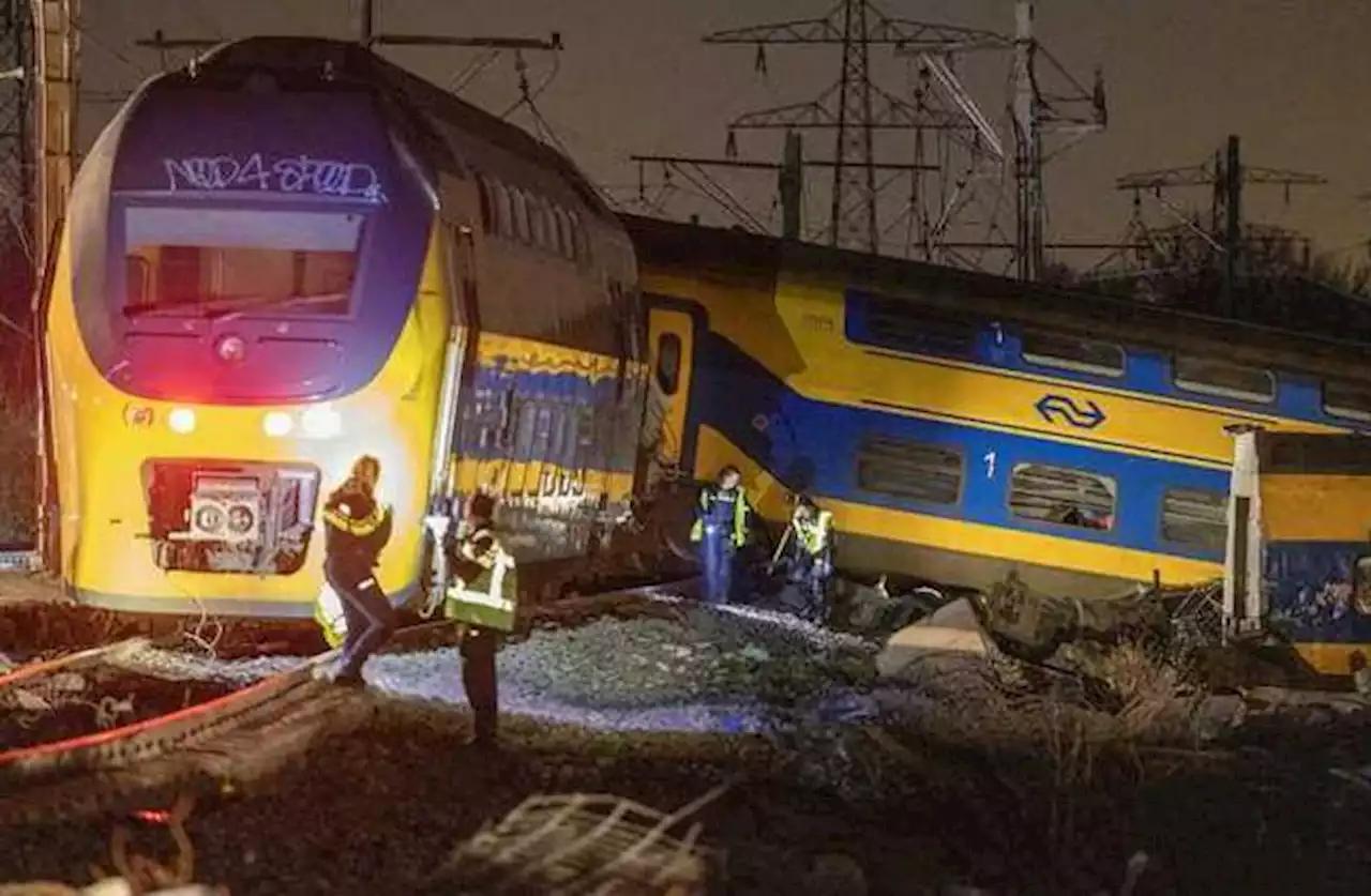 Olanda, incidente tra treni nella notte: decine di feriti portai via dai vagoni, «alcuni sono gravi»