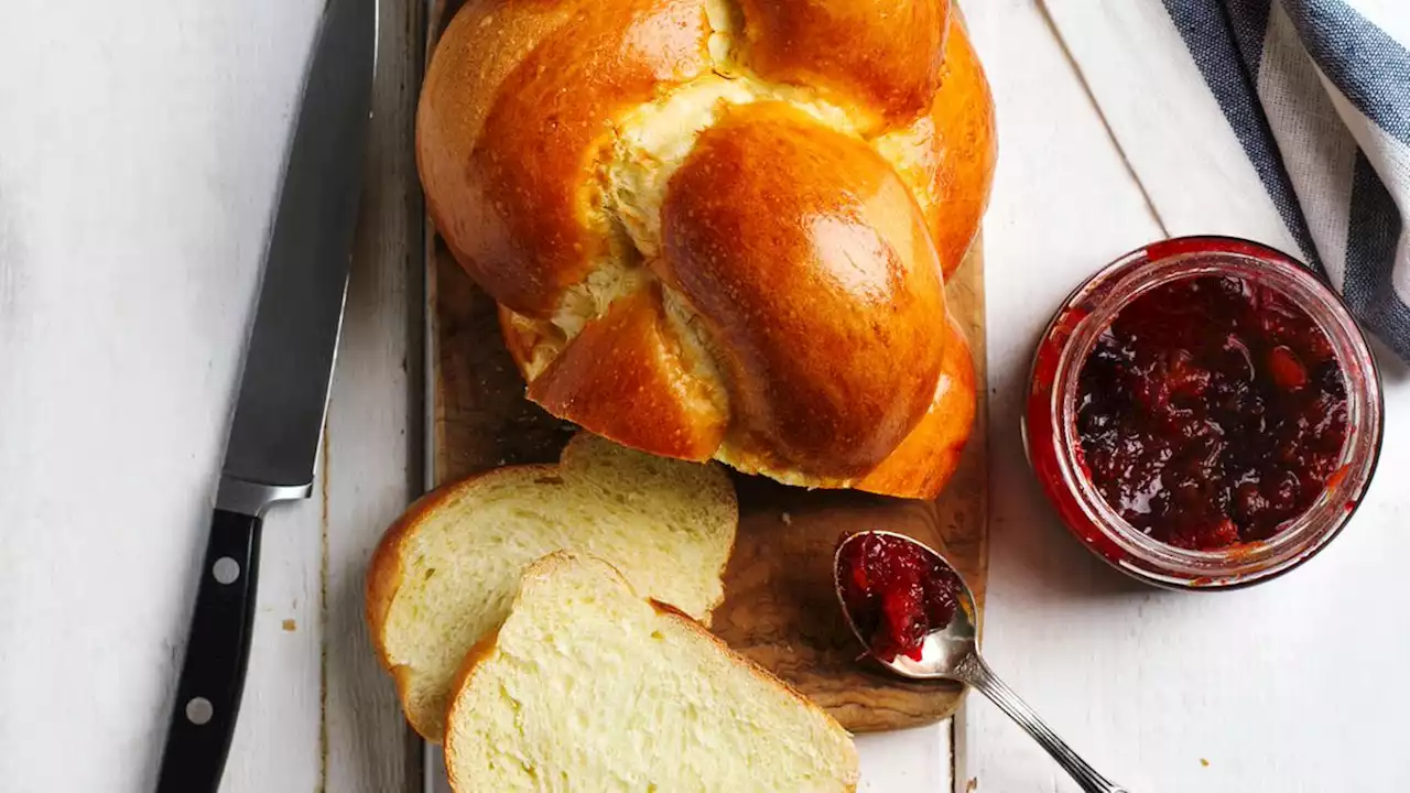 Einfaches Rezept: So gelingt der luftig-süße Hefezopf für den Osterbrunch