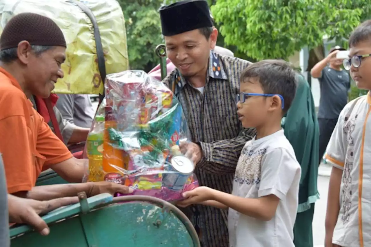 Tumbuhkan Empati dan Kreativitas lewat Berbagi Parsel