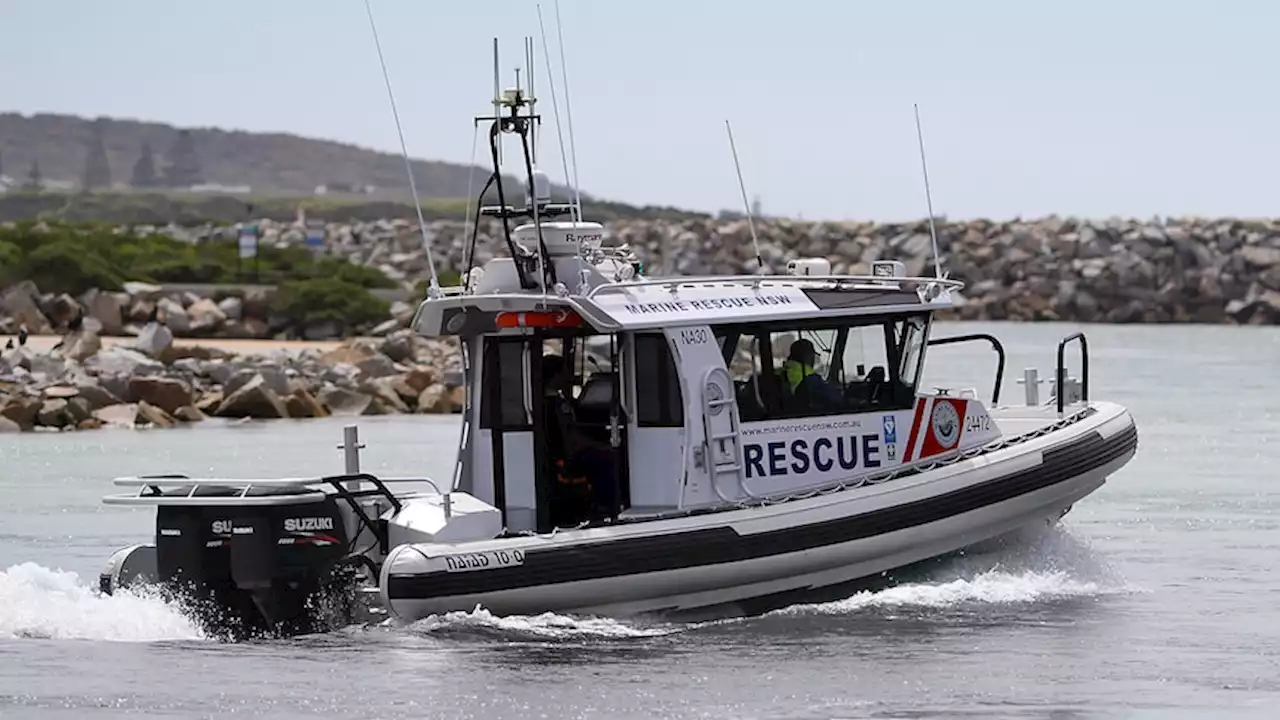 One dead after boat capsizes in rough swell off South Coast