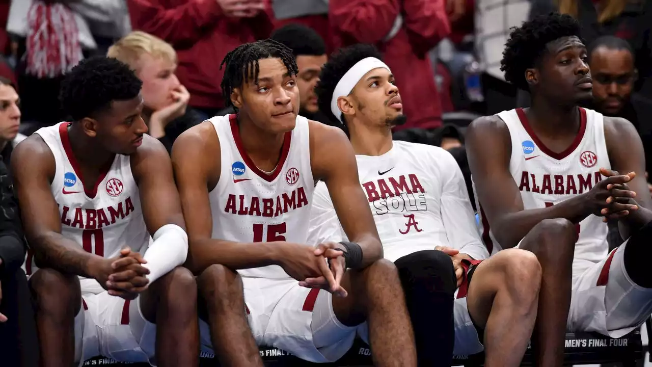 How far did Alabama fall in final coaches poll of 2022-23 basketball season?