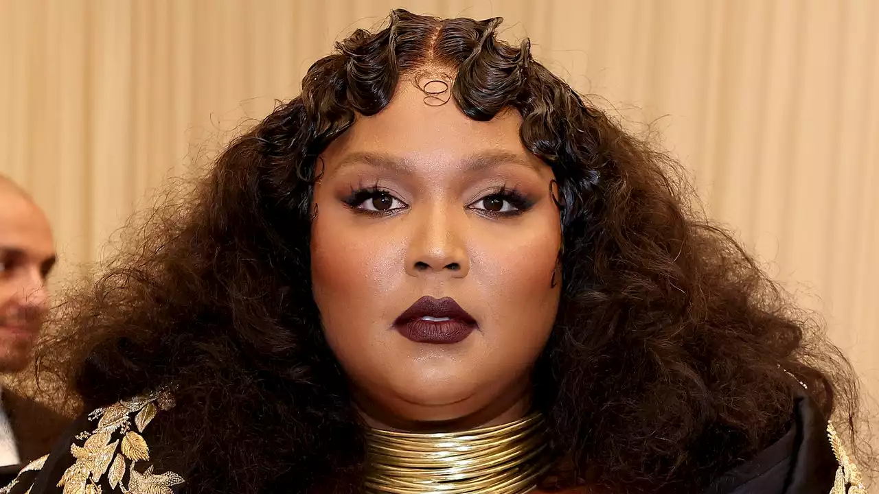 Lizzo’s Frappuccino Manicure Emulates That Perfect Swirl of Coffee and Milk